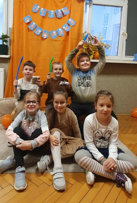 DZIEŃ CHŁOPAKA i FABULARNA GRA ZAGADKOWA '' Na tropie piesków''.