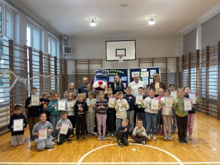 Wizyta Policji w naszej szkole – Podsumowanie Szkolnego Konkursu Plastycznego ''Bądź bezpieczny na drodze''.