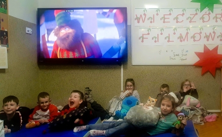 PRZYGOTOWANIA DO ŚWIĄT - CZ.2 - WIECZÓR FILMOWY W KLASIE 1