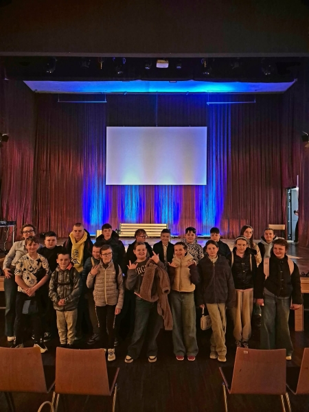 Spektakl „Ławka” – ważna lekcja profilaktyki i integracji uczniów.